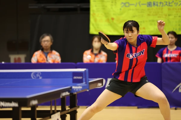 エクセディ女子卓球部 試合中の選手